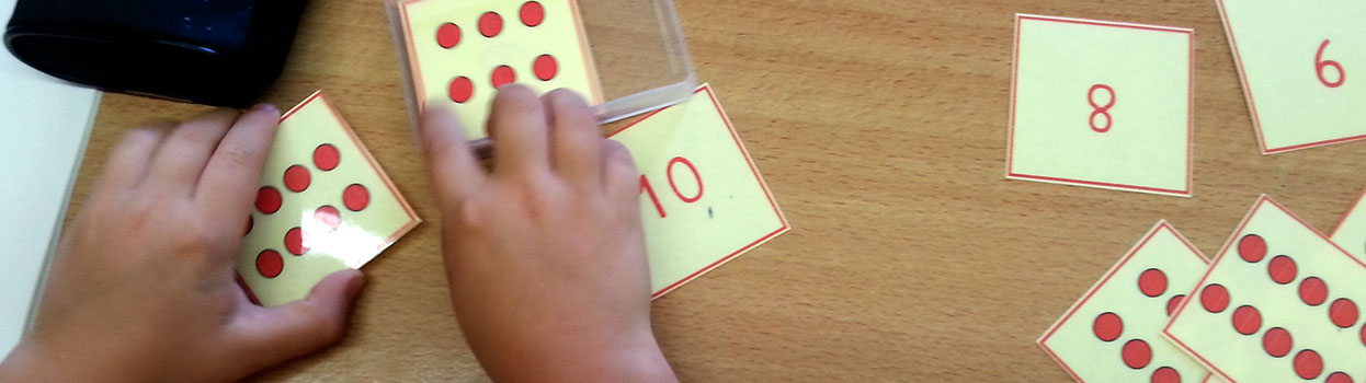 Ein Schüler muss Karten mit Punkten, Karten mit den gleichen Zahlen zuordnen.