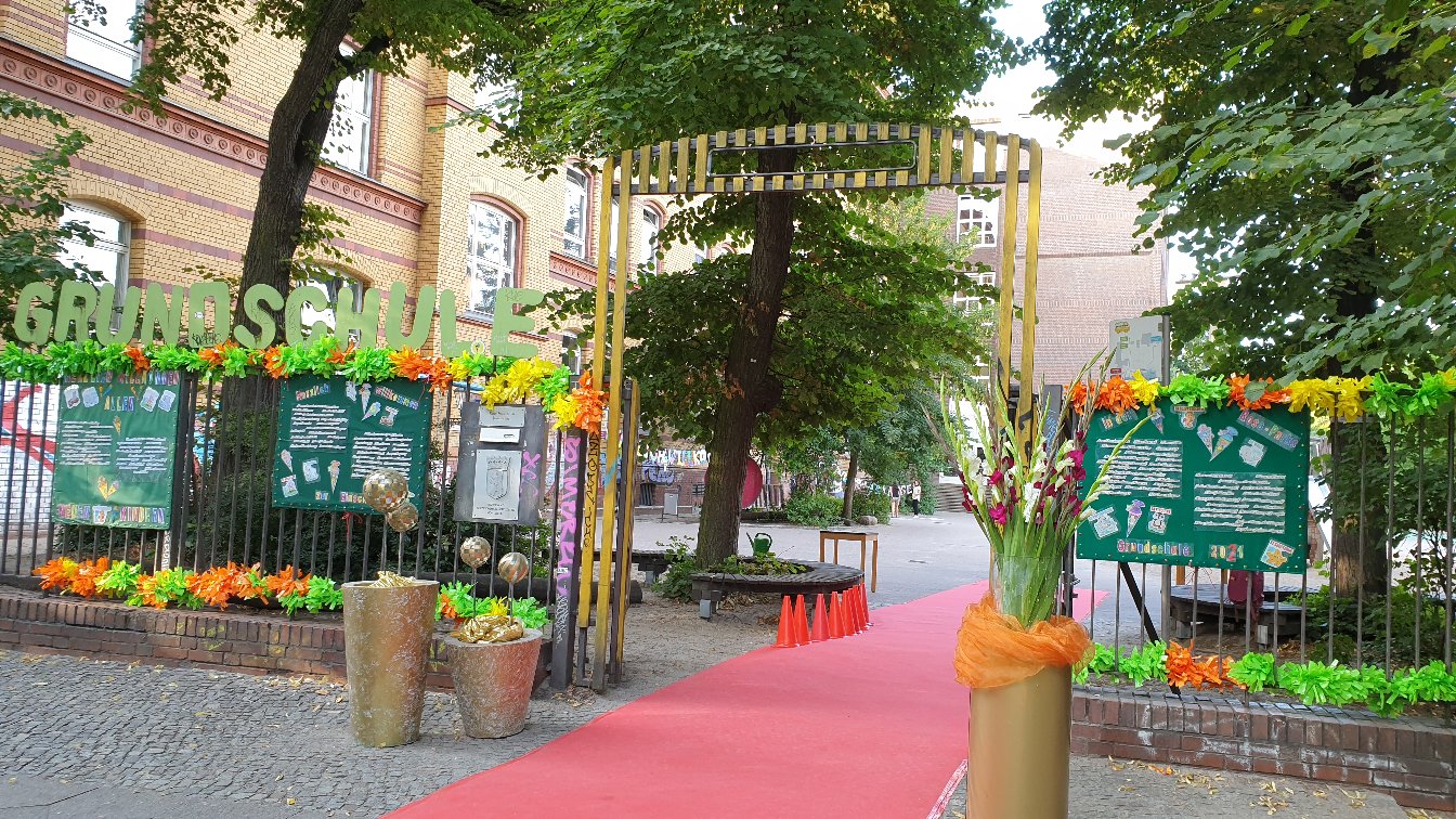 Unser Schultor, geöffnet und bunt/festlich geschmückt.