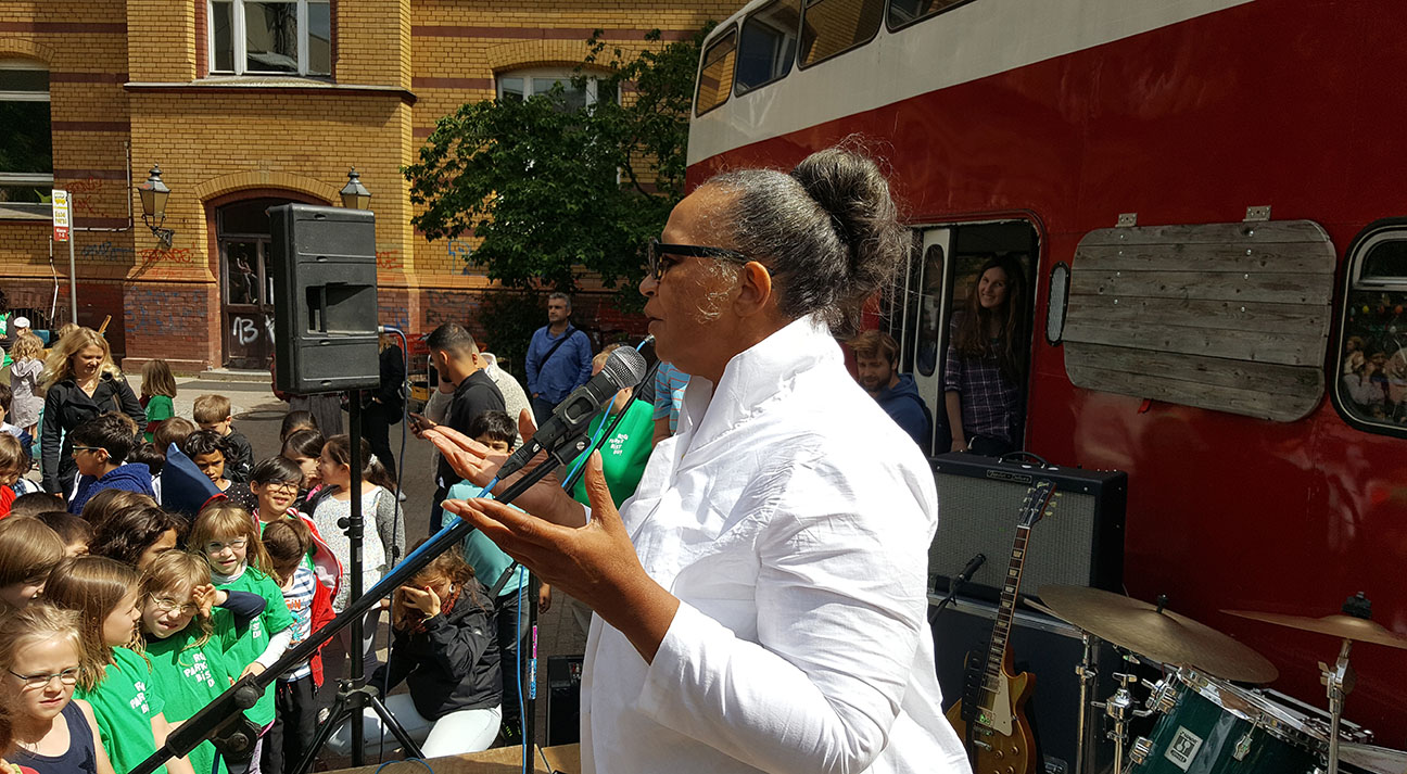 Die Kusine von Rosa Parks hält auf unserem Schulhof eine Rede.