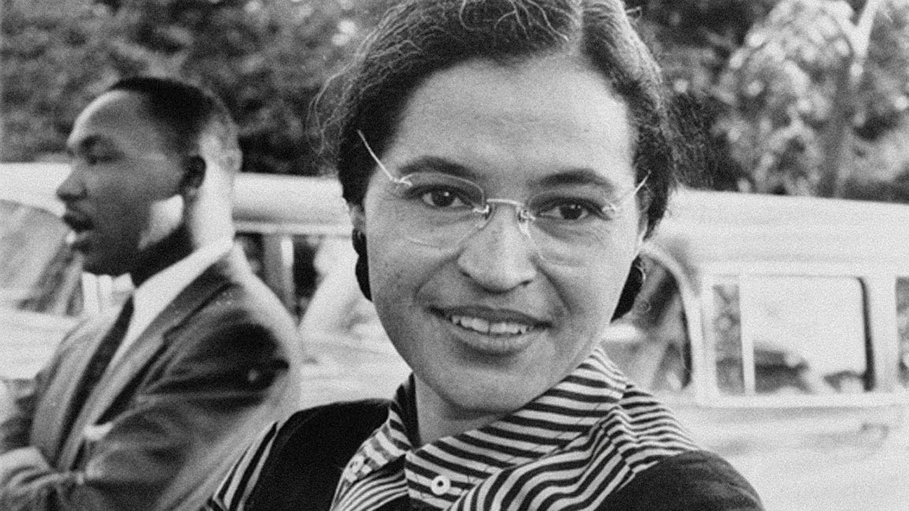 Portrait von Rosa Parks (rechts im Vordergrund), mit Profil von Martin Luther King Junior (links im Hintergrund). Das Bild entstand in den 1950er Jahren.