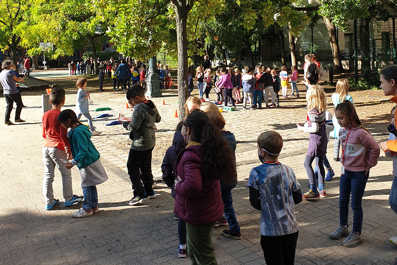 Kinder halten sich auf unserem Schulhof, während den HofFestSpielen auf.