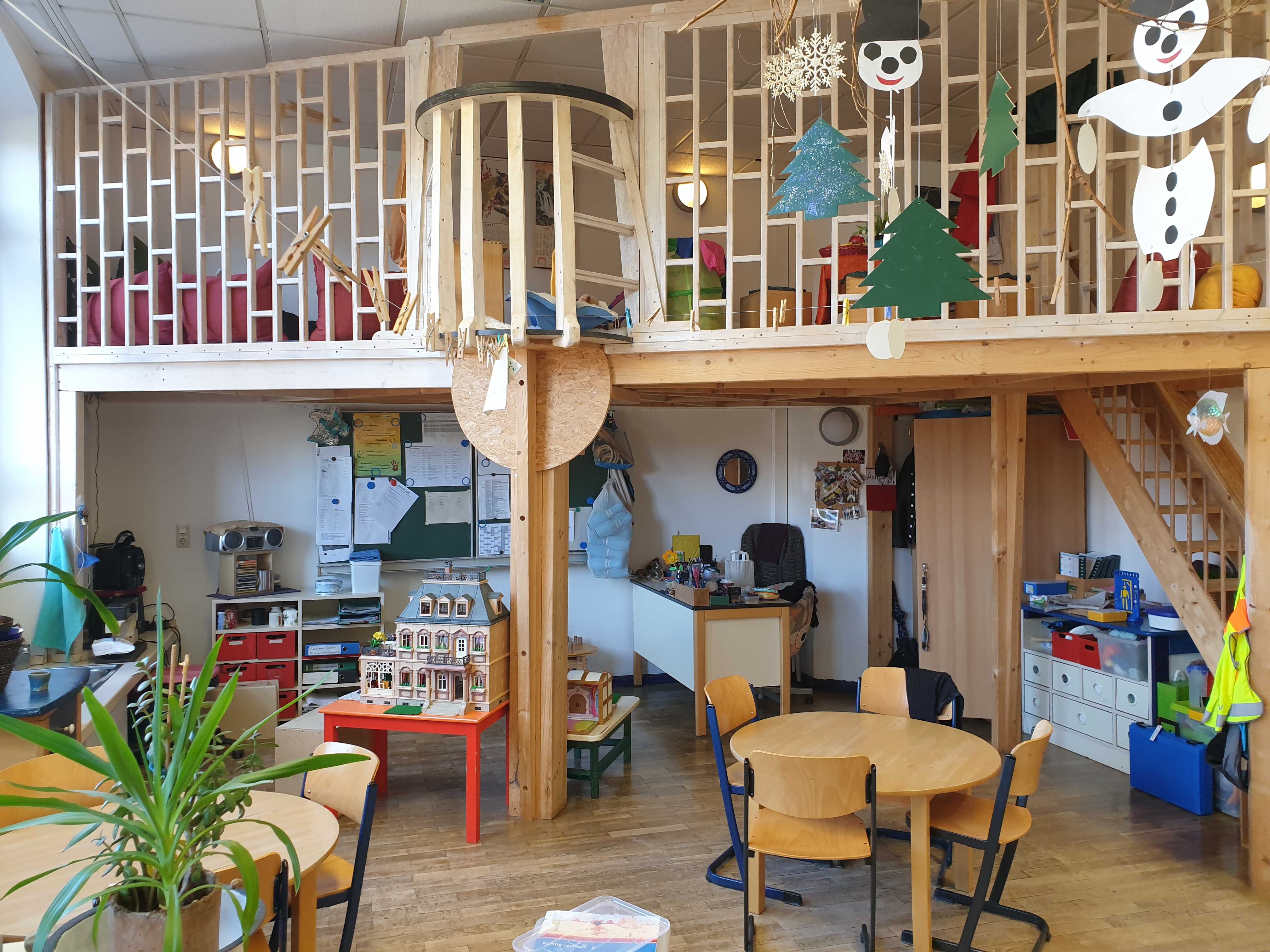 Ein Klassenzimmer der Schule. Ein großer, verspielter Raum mit Sitzgruppen. Es gibt eine zweite Etage, aus Holz selbst gebaut. Oben ist es mit Kissen gemütlicher und ruhiger.