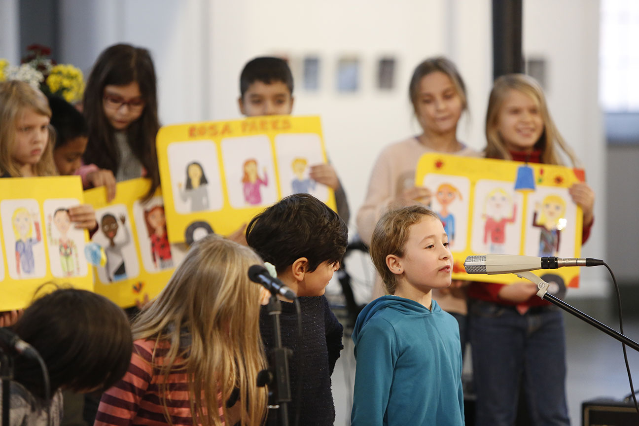 Ein Schulchor singt ein Lied über die Rosa-Parks Grundschule.